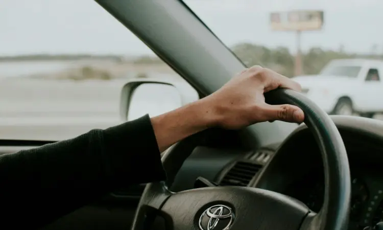 Bertahan dengan Innova Reborn Jadul daripada Ganti Innova Zenix karena Terlalu Canggih untuk Orang Kabupaten seperti Saya Mojok.co