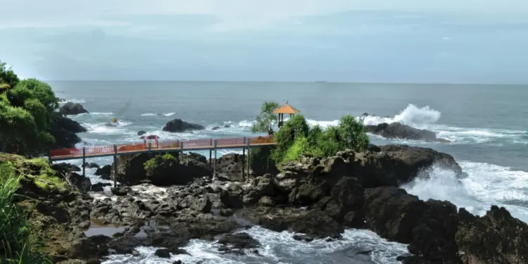 10 Pantai yang Bikin Kebumen Nggak Pantas Menyandang Status Kabupaten Termiskin, Cocoknya Jadi Kabupaten Wisata Mojok.co