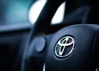 Orang Waras Pilih Toyota Agya Dibanding Honda Brio, Lebih Keren dan Bebas Julukan Aneh-aneh Mojok.co