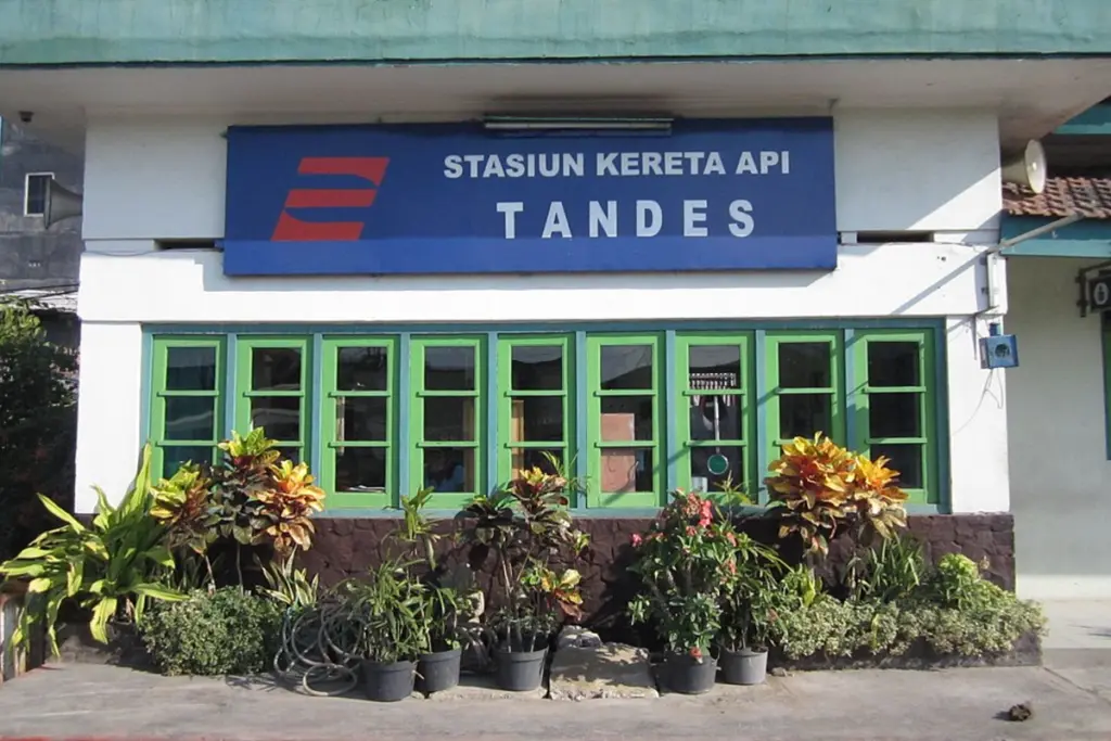 Stasiun Tandes Surabaya, Stasiun Red Flag sekaligus Anak Tiri (WIkimedia Commons)