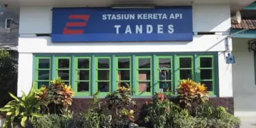 Stasiun Tandes Surabaya, Stasiun Red Flag sekaligus Anak Tiri (WIkimedia Commons)