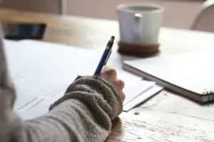 Tuhan Bersama Mahasiswa yang Sibuk Mengejar IPK, tapi Masih Bingung Mau Jadi Apa