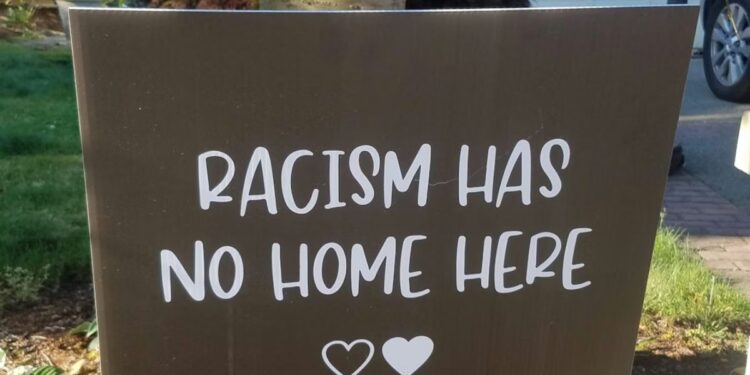 Ironi Mahasiswa Madura di UNESA: Kena Roastingan Rasis Dosen Soal Suku, Malah Ditertawakan Mahasiswa Penjilat yang Cari Muka