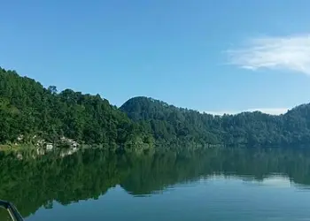 Plesir ke Telaga Sarangan Magetan Cuma Bikin Emosi, Mending ke Telaga Ngebel Ponorogo Mojok.co
