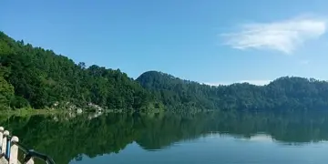 Plesir ke Telaga Sarangan Magetan Cuma Bikin Emosi, Mending ke Telaga Ngebel Ponorogo Mojok.co