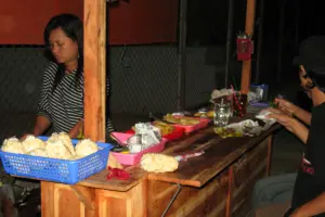 4 Ciri Angkringan yang Sudah Pasti Enak, Daya Tarik Penjual juga Nggak Kalah Penting
