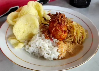 4 Ciri Nasi Uduk Redflag yang Bikin Nggak Nafsu Makan (Wikimedia Commons)