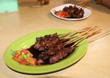 4 Dosa Pedagang Sate Maranggi yang Bikin Pembeli Kapok (Wikimedia Commons)