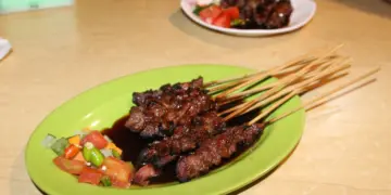 4 Dosa Pedagang Sate Maranggi yang Bikin Pembeli Kapok (Wikimedia Commons)
