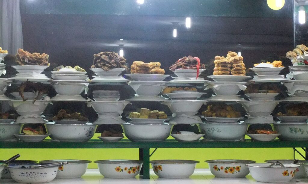 Warung Makan Padang di Jawa Banyak yang Ngawur. Namanya Saja yang “Padang”, tapi Jualannya Lebih Mirip Warteg Mojok.co