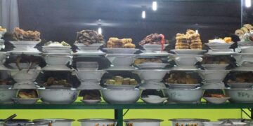 Warung Makan Padang di Jawa Banyak yang Ngawur. Namanya Saja yang “Padang”, tapi Jualannya Lebih Mirip Warteg Mojok.co