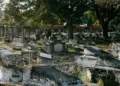 TPU Jakarta Timur yang Lebih Mirip Tempat Piknik daripada Makam Bikin Resah, Ziarah Jadi Nggak Khusyuk Mojok.co