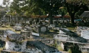 TPU Jakarta Timur yang Lebih Mirip Tempat Piknik daripada Makam Bikin Resah, Ziarah Jadi Nggak Khusyuk 