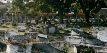 TPU Jakarta Timur yang Lebih Mirip Tempat Piknik daripada Makam Bikin Resah, Ziarah Jadi Nggak Khusyuk Mojok.co