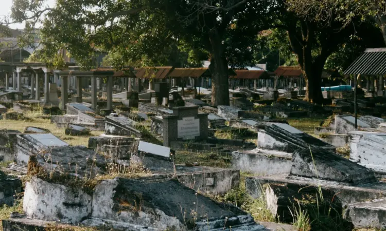 TPU Jakarta Timur yang Lebih Mirip Tempat Piknik daripada Makam Bikin Resah, Ziarah Jadi Nggak Khusyuk Mojok.co