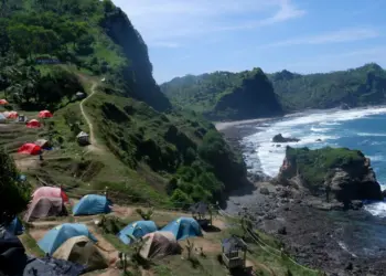Kebumen Perlahan “Naik Kelas” dari Kabupaten Termiskin Jadi Daerah Wisata, Warlok yang Tadinya Malu Berubah Bangga Mojok.co