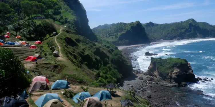 Kebumen Perlahan “Naik Kelas” dari Kabupaten Termiskin Jadi Daerah Wisata, Warlok yang Tadinya Malu Berubah Bangga Mojok.co