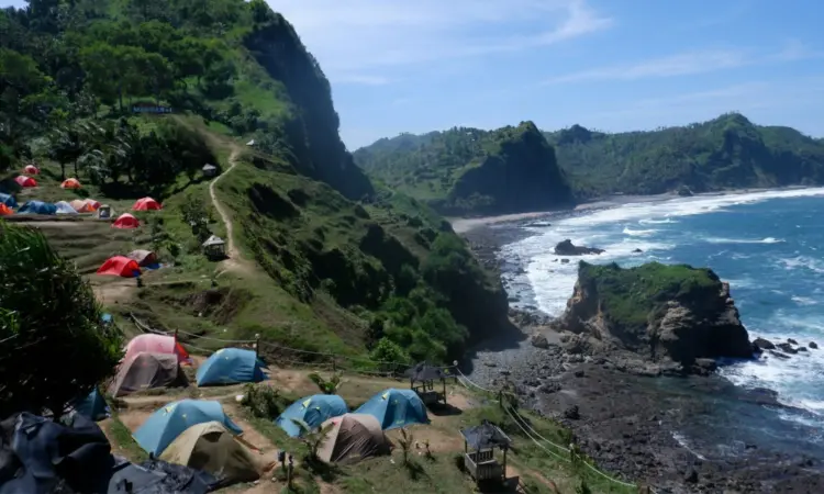 Kebumen Perlahan “Naik Kelas” dari Kabupaten Termiskin Jadi Daerah Wisata, Warlok yang Tadinya Malu Berubah Bangga Mojok.co