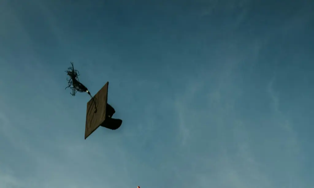 Derita Jadi Satu-satunya Sarjana di Kampung: Ekspektasi Warga Ketinggian, Dikira Serba Bisa dan Sempurna Mojok.co