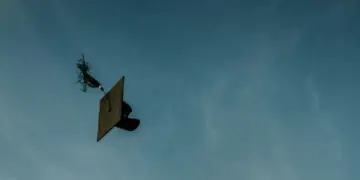 Derita Jadi Satu-satunya Sarjana di Kampung: Ekspektasi Warga Ketinggian, Dikira Serba Bisa dan Sempurna Mojok.co