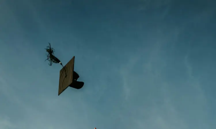 Derita Jadi Satu-satunya Sarjana di Kampung: Ekspektasi Warga Ketinggian, Dikira Serba Bisa dan Sempurna Mojok.co