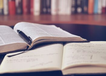 Potret Mahasiswa Kuliah Sekaligus Bekerja di Banten: Tampak Keren, tapi Aslinya Menderita karena Digaji Tak Layak Mojok.co