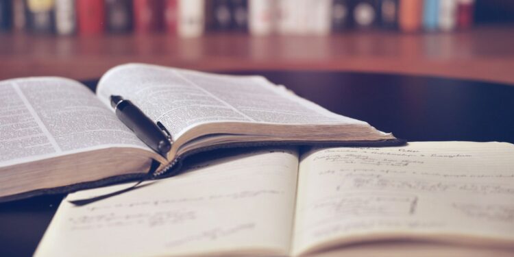 Potret Mahasiswa Kuliah Sekaligus Bekerja di Banten: Tampak Keren, tapi Aslinya Menderita karena Digaji Tak Layak Mojok.co