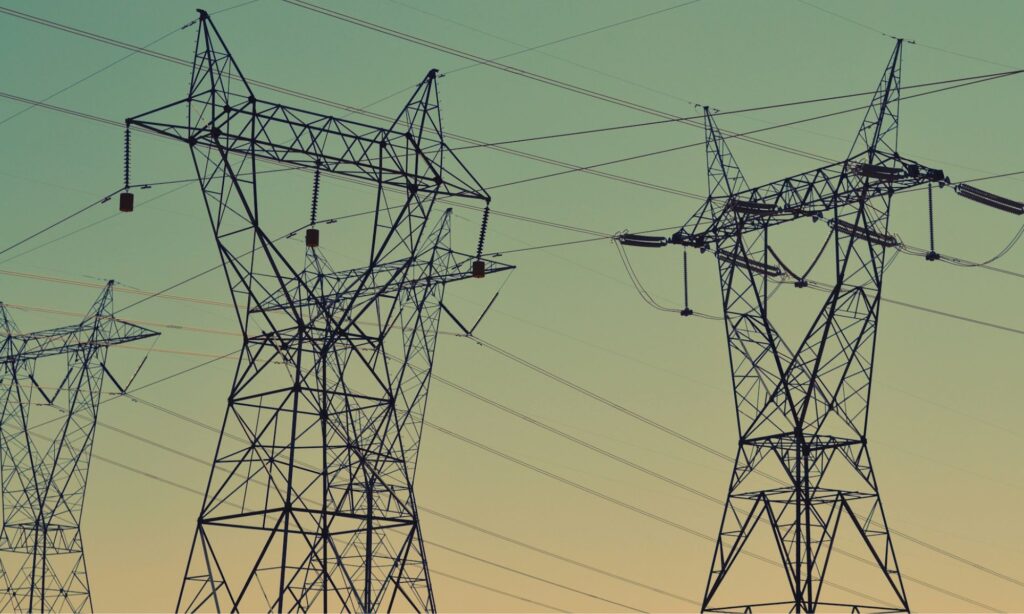 Kabel Bangkalan Madura yang Semrawut Bikin Nggak Nyaman Dipandang Mojok.co