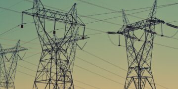 Kabel Bangkalan Madura yang Semrawut Bikin Nggak Nyaman Dipandang Mojok.co