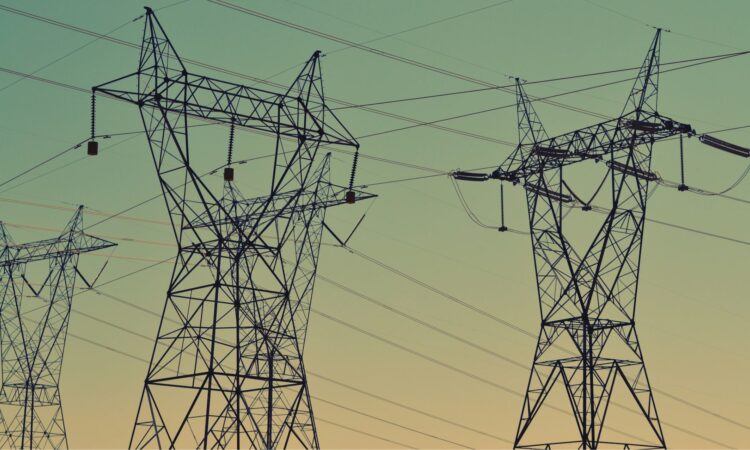 Kabel Bangkalan Madura yang Semrawut Bikin Nggak Nyaman Dipandang Mojok.co