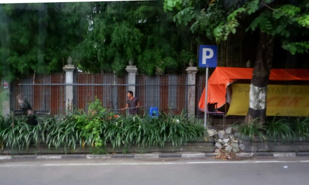 Rasanya Jadi Orang Bangkalan Madura Belakangan Ini: Pilihan Toko Makin Banyak, tapi Tukang Parkir Ikut Merajalela Mojok.co