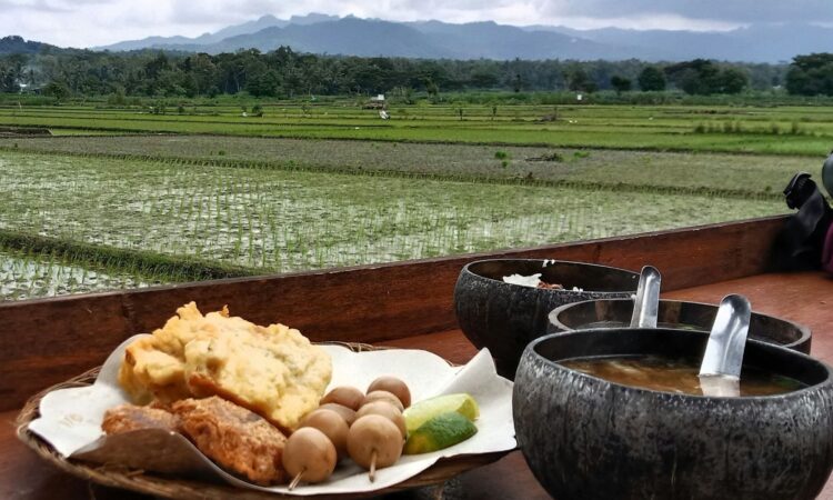 Orang Jawa Timur Kaget dengan Soto Bening di Jogja, tapi Lama-Lama Bisa Menerima dan Doyan Mojok.co