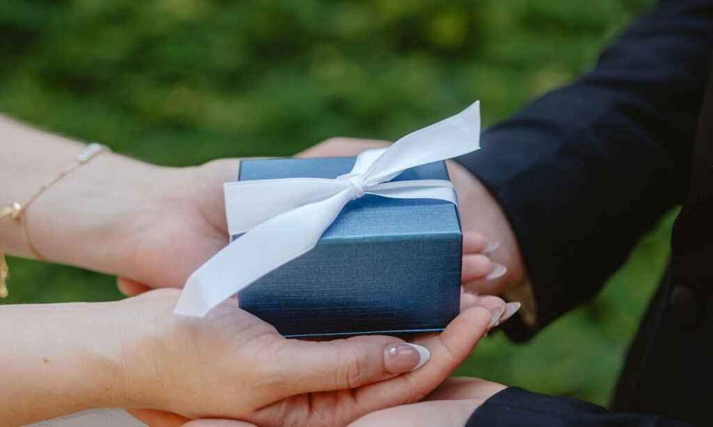 Normalisasi Tanya Kebutuhan Pengantin sebelum Memberi Kado Pernikahan daripada Mubazir Mojok.co