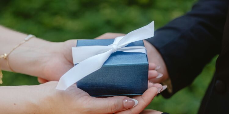 Normalisasi Tanya Kebutuhan Pengantin sebelum Memberi Kado Pernikahan daripada Mubazir Mojok.co