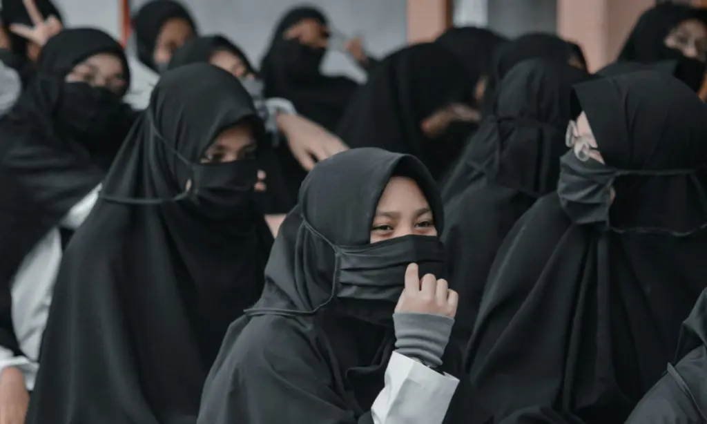 Derita Jadi Lulusan Pesantren di Kampung: Ekspektasi Warga Ketinggian, Dikira Serbabisa Soal Agama Mojok.co