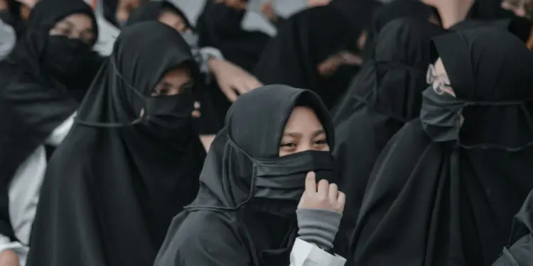 Derita Jadi Lulusan Pesantren di Kampung: Ekspektasi Warga Ketinggian, Dikira Serbabisa Soal Agama Mojok.co