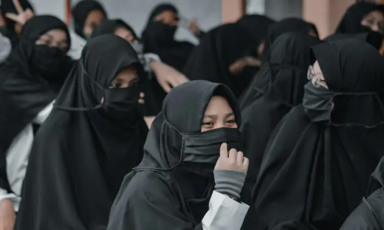 Derita Jadi Lulusan Pesantren di Kampung: Ekspektasi Warga Ketinggian, Dikira Serbabisa Soal Agama Mojok.co