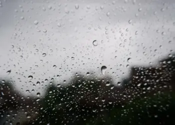 12 Istilah Hujan yang Aneh dalam Bahasa Jawa, Ada “Tlenik-Tlenik” hingga “Kethek Ngilo” Mojok