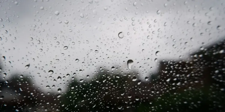 12 Istilah Hujan yang Aneh dalam Bahasa Jawa, Ada “Tlenik-Tlenik” hingga “Kethek Ngilo” Mojok