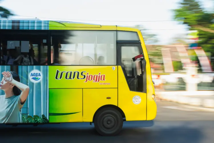 Kalau Mau Ketemu Orang Baik, Coba Naik Trans Jogja (Unsplash)