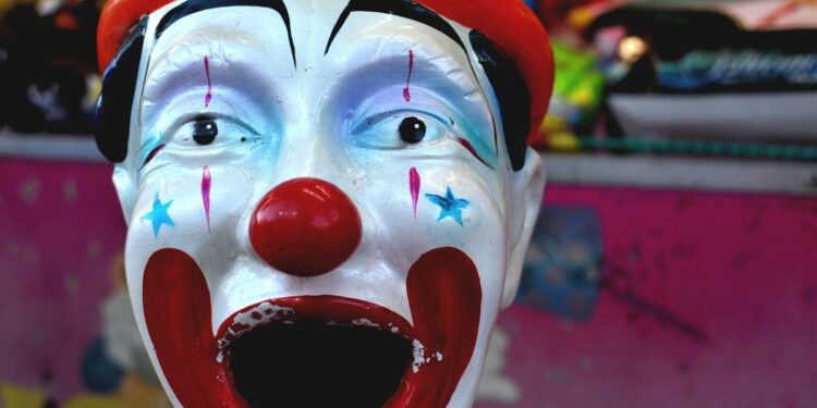 Jangan Bilang Kudus Kota Sempurna kalau Tiap Lampu Merah Masih Dikuasai Badut dan Manusia Silver