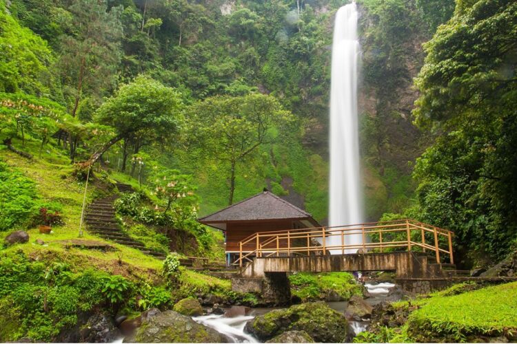 Bukannya Menghilangkan Penah, Berwisata ke Curug Cimahi Justru Bikin Tingkat Stres Meningkat