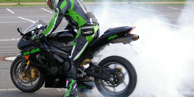 Stop Geber-Geber Mesin di Pagi Hari! Itu Hal Konyol dan Malah Bikin Mesin Rusak, Ini Cara Memanaskan Motor yang Benar