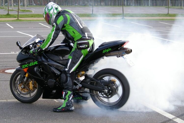 Stop Geber-Geber Mesin di Pagi Hari! Itu Hal Konyol dan Malah Bikin Mesin Rusak, Ini Cara Memanaskan Motor yang Benar