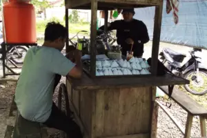 Angkringan Paling Aneh Ada di Kulon Progo: Makan Kenyang Murah Sembari Dapat Pemandangan Sawah, Kereta Api, dan Kamar Jenazah