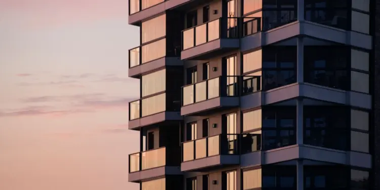 4 Kelemahan Tinggal di Apartemen yang Nggak Tertera dalam Brosur Mojok.co