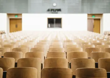 Jangan Terkecoh, Tutor Bimbel Online Pekerjaan yang Tidak Cocok untuk Fresh Graduate Mojok.co