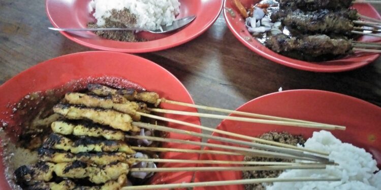 Alasan Sate Klopo Surabaya Masih Kalah Populer dari Sate Madura, padahal Sama-sama Enak Mojok.co