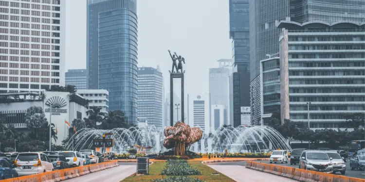 Orang Jakarta Baperan: Panggilan ‘Aku-Kamu’ Dikira PDKT, padahal Itu Bahasa Indonesia yang Baik dan Benar Mojok.co