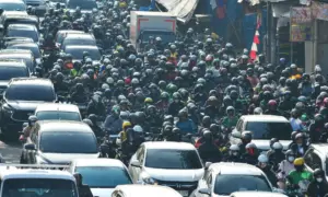 Fortuner dan Pajero Memang Arogan, tapi Pemotor yang Nggak Paham Logika Nyetir Mobil Lebih Red Flag di Jalan Raya